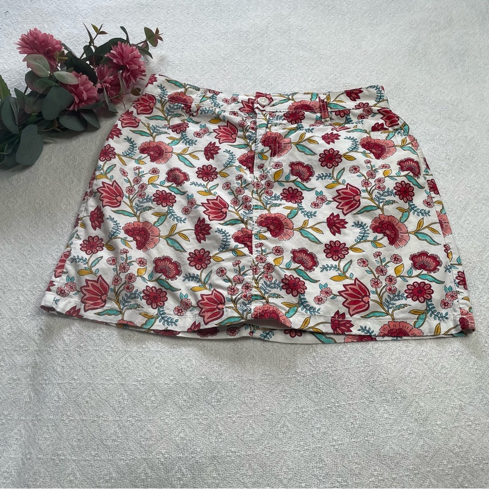 St. John's Bay White Mini Skort‎ with Red Floral Print~ Size 6~ Summertime